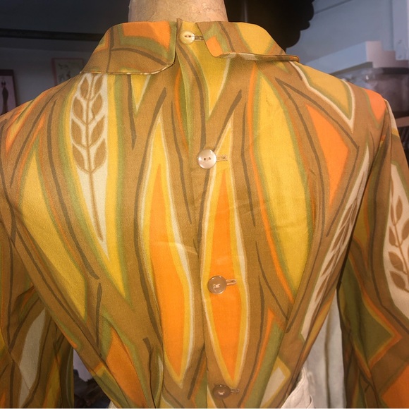 Vintage 1960’s mod - crepe blouse- autumn toned leaf print - buttons in back - Picture 7 of 12
